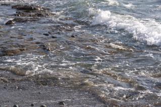 浦賀道(戸塚):三ヶ浦海岸に打ち寄せる波