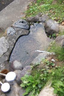 浦賀道(戸塚):滝の坂不動尊の手水鉢