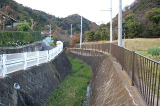 浦賀道(戸塚):新沢橋より新沢上流を望む