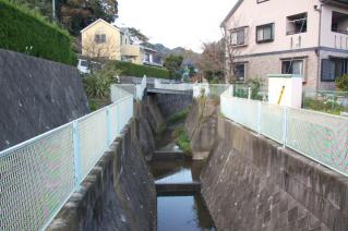 浦賀道(戸塚):道中橋より栗坪川上流を望む