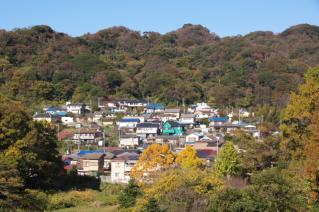 不動の滝へのみちから木古庭の対岸の集落を見る