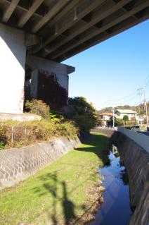 浦賀道(戸塚):横浜横須賀道路下にて下山川上流を望む