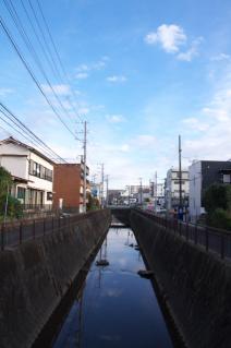 浦賀道(戸塚):衣笠駅付近で下平川下流を望む