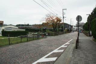 浦賀道(戸塚):大津公園越しに京急久里浜線方面を見る
