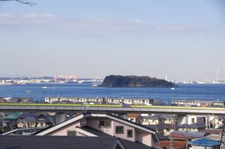 浦賀道:大津・馬堀の庚申前から猿島を望む