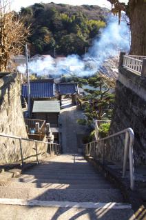 浦賀:東福寺本堂前から山門を見下ろす