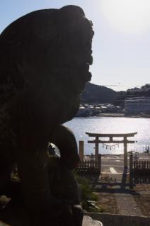 浦賀:東叶神社の狛犬越しに海を見下ろす