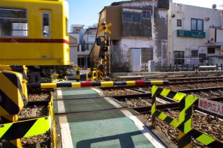 浦賀道(金沢):追浜〜京急田浦間の踏切を通過する資材運搬列車