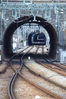 京浜急行:逸見駅ホームより安針塚方面のトンネル群を見通す
