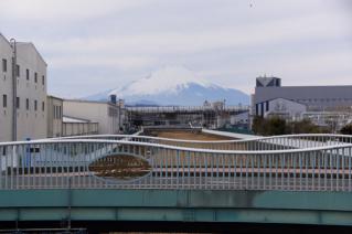 旧東海道:鳥井戸橋より富士山を望む