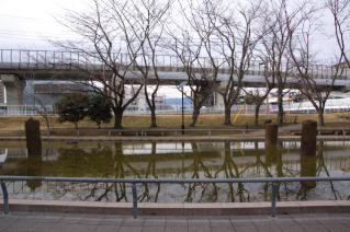 旧東海道:旧相模川橋脚を東側から見る