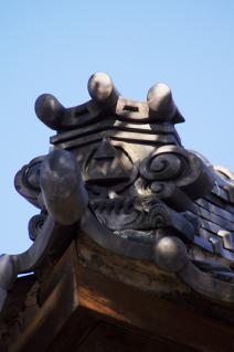 橋本・香福寺:鬼瓦の三鱗