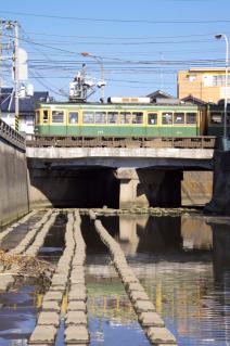 腰越・神戸橋を渡る江ノ電