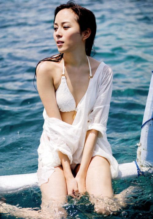 女優比嘉愛美の白ビキニ水着グラビア画像