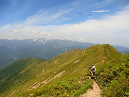 歩いてきた松手山からの稜線
