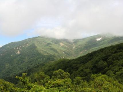 霧にまかれる平標山