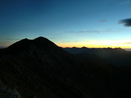 山頂と右側は後立山連峰