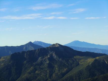 黒部五郎と笠ヶ岳、間に乗鞍岳と、右奥に御嶽山