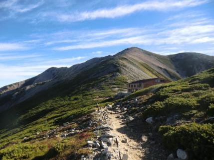 薬師岳山荘から山頂を振り返る