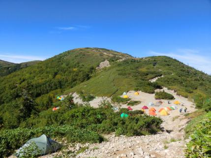 テン場と後方は太郎山