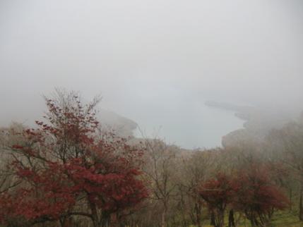 ガス晴れてきて中禅寺湖が