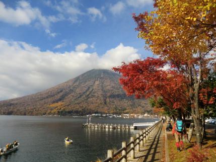 歌ヶ浜駐車場に戻れば男体山がきれいに