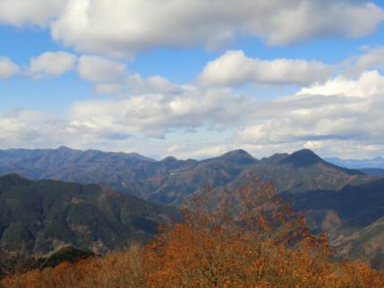 展望台から御荷鉾山塊