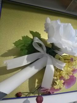 結婚式節約術 リストブーケ ケーキカットナイフ キャンドルトーチ 鏡割りの木槌に使える 手作りフラワー装飾 結びつけ方編