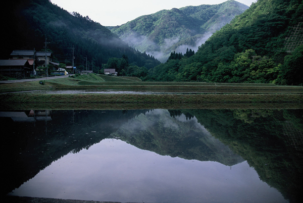 【山間に映える水鏡の景色】2