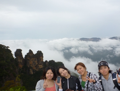 霧のスリーススターズと4人の女子学生