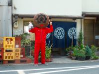 醤油屋の前でピース