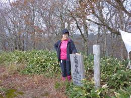 山頂で。。。 正面の白い布切れ!!ゴミ、落し物!!