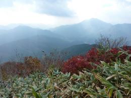 山頂での景色は素晴しい!!ツツジの紅葉 笹の尾根