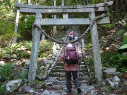 滝神社の鳥居をくぐる登山道
