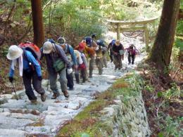 9:40 急坂の石段は奥宮へと続く