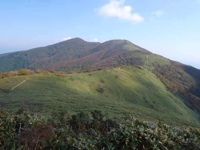 滝山 山頂から那岐山へと紅葉が始まった稜線の風景