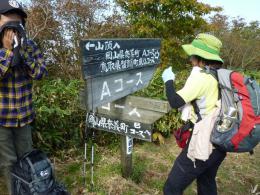 下山分岐で小休止 流れる汗、水分補給
