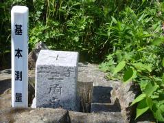 貝殻山の二等三角点 青草の中に
