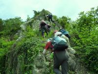 9:40 登山道 最初から岩壁をよじ登る。