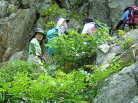 9:50 岩壁登り・・・ 笑顔の彼女も緊張顔