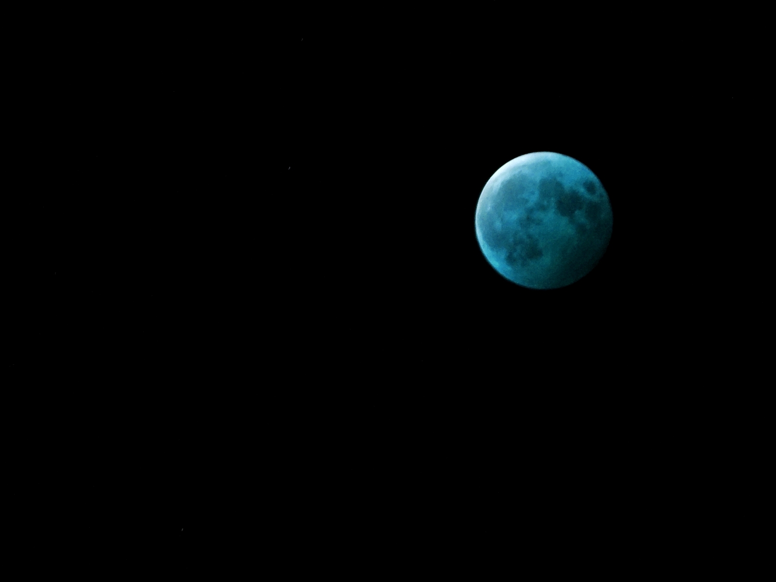 素人写真集 デジカメと一眼レフで撮る写真 青い月 空 素材 加工写真
