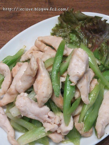 塩麹漬け鶏胸肉とセロリの炒め物