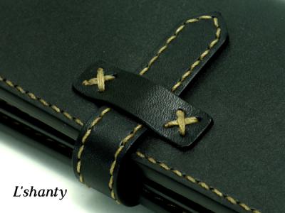 L'shanty ベルトタイプの長財布 ベルト通しにもこだわりを…