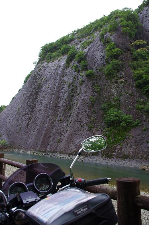5巨石を間近で見上げる