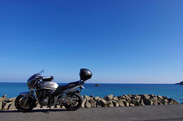 1早朝の海沿いで