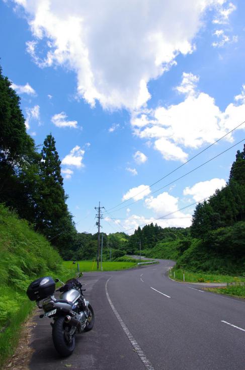 7山奥のワインディングと夏の空