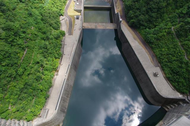 6水面に写る青空