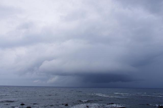 10怪しすぎる雲行き