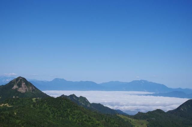 10麓の町を飲み込む雲海
