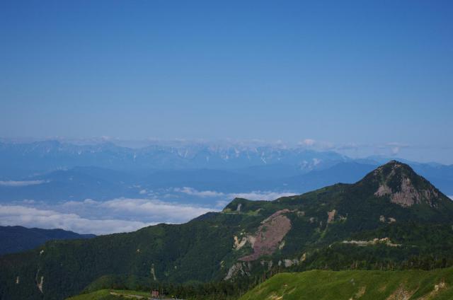 9彼方に広がる北アルプスの山々
